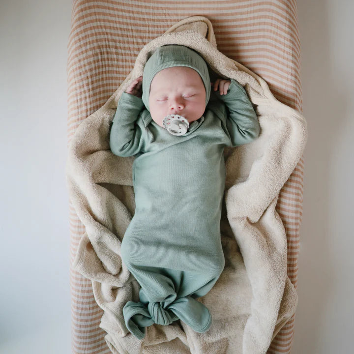 Mushie Ribbed Knotted Baby Gown + Beanie Set